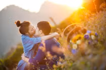 Chỉ người đàn ông yêu bạn thật lòng hành động “chạm đến trái tim” thế này