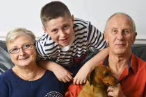 Cậu bé ung thư tiếp tục sống nhờ tình yêu của ông bà