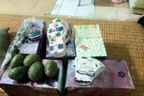 Nhìn chồng tặng vợ những món quà giản dị này, ai cũng nghẹn lòng