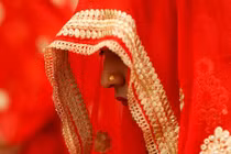 Ấn Độ: Chú rể kiểm tra trinh tiết cô dâu, hội đồng làng ngồi ngoài chờ