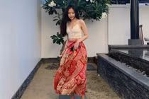 Nữ ca sĩ Hàn vừa đến Đà Nẵng có phong cách thời trang cực gợi cảm