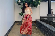 Nữ ca sĩ Hàn vừa đến Đà Nẵng có phong cách thời trang cực gợi cảm