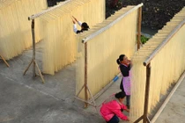 Hình ảnh làm miến khô thủ công cực ấn tượng