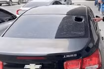 Cãi nhau, cặp đôi ném đồ qua cửa sổ làm hỏng 5 xe hơi