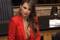 Nữ nghị sĩ Brazil mặc hở hang thấy “mệt mỏi” vì bị dọa cưỡng hiếp