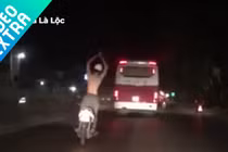 Video: Kinh hoàng thanh niên buông tay lái, "múa ballet" trên xe máy 