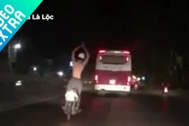 Video: Kinh hoàng thanh niên buông tay lái, "múa ballet" trên xe máy 