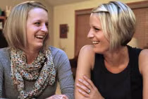 Cặp song sinh giống hệt nhau cùng mắc ung thư vú