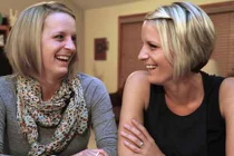 Cặp song sinh giống hệt nhau cùng mắc ung thư vú