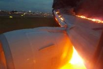 "Mổ" dòng máy bay Singapore vừa bốc cháy khi hạ cánh khẩn cấp
