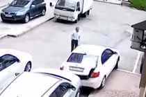 Video: Những pha đạp nhầm chân ga cười ra nước mắt của các nữ tài xế