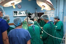 Bị máy trộn bê tông quấn, nam thanh niên suýt phải tháo khớp vai 