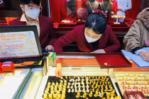 Giá vàng hôm nay 28/4: USD tăng vọt, vàng tiếp tục giảm mạnh