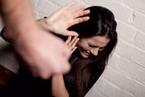 Cãi nhau với mẹ chồng, vợ bầu bị chồng đánh nhập viện