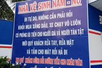 Sốc với biển 'Nhà vệ sinh miễn phí, xin đừng bồi dưỡng tiền cho nhân viên'