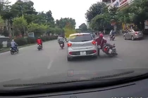 Video: Ô tô con cố tình đánh võng, húc ngã cặp đôi đi xe máy