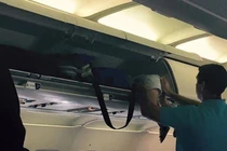 Khiếp đảm cảnh cố nhét trẻ con vào khoang hành lí xách tay máy bay