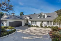 "Đột nhập" biệt thự của 'bạn gái Người Nhện' Emma Stone