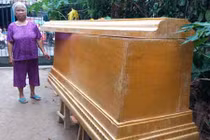 Huế: Con trai mang quan tài “tặng” bố mẹ lúc nửa đêm