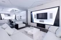 Nhà nổi bật với nội thất đen trắng sang trọng