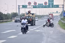 Xử lý tình trạng xe máy đi vào làn đường ôtô trên Đại lộ Thăng Long