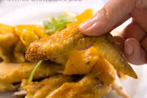 Tuyệt chiêu làm gà nướng muối vàng ươm, thơm phức không cần lò nướng