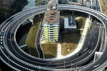 Tòa nhà chung cư lọt thỏm giữa đường cao tốc