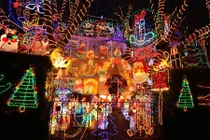 Nhà Giáng sinh "nổi bần bật" với 200.000 đèn nhấp nháy
