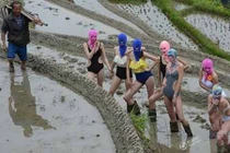 Lố bịch cảnh mỹ nữ diện áo tắm lội ruộng vì Trái đất