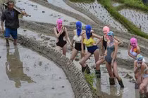 Lố bịch cảnh mỹ nữ diện áo tắm lội ruộng vì Trái đất