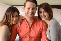 Gia đình trẻ 'kỳ quặc' một chồng hai vợ hạnh phúc bên nhau