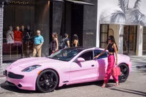 Nóng mắt với thời trang khoe eo thon của Hoa hậu Phạm Hương