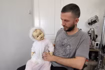 Khoảnh khắc ớn lạnh con búp bê “ma ám” tự di chuyển