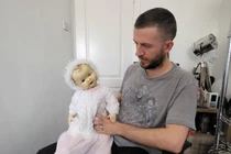 Khoảnh khắc ớn lạnh con búp bê “ma ám” tự di chuyển