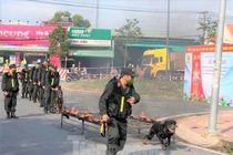 Chó đặc nhiệm cảnh sát vượt làn đạn quật ngã tội phạm