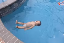 Video: Bé gái một tuổi gây sửng sốt vì bơi lội tung tăng như cá trong hồ