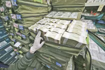 Ngân hàng đốt cả tấn tiền giấy để phát điện