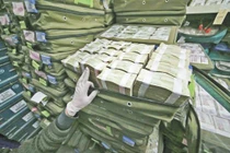 Ngân hàng đốt cả tấn tiền giấy để phát điện