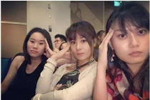 Xu hướng chụp ảnh “giả vờ nhức đầu” căng da mặt gây sốt