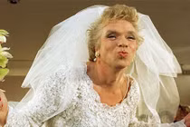 Hình ảnh khó đỡ của tỷ phú siêu “quái dị“