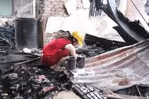 Video cháy chợ ở Hà Nội: Tiểu thương lần mò trong bóng tối nhặt hàng