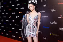 Hoa hậu Tiểu Vy ngày càng mặc hở táo bạo