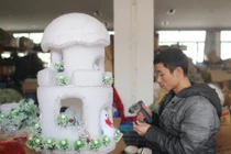 Bên trong khu phố sản xuất quà Noel lớn nhất thế giới