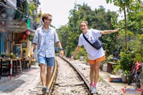 Cà phê đường tàu lại tấp nập đón du khách nước ngoài