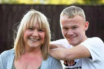 Phát hiện ung thư vú nhờ bóng đá trúng ngực 