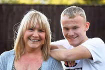 Phát hiện ung thư vú nhờ bóng đá trúng ngực 