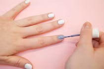 Mẹo vặt giúp bạn tự sơn móng tay đẹp lung linh