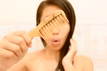 Những cách tự nhiên kiểm soát tình trạng rụng tóc 