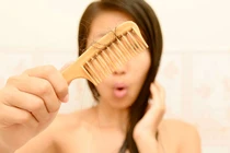 Những cách tự nhiên kiểm soát tình trạng rụng tóc 