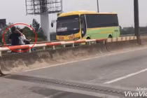 Video: 2 cô gái phóng xe máy ngược chiều vun vút trên cao tốc Thăng Long - Nội Bài